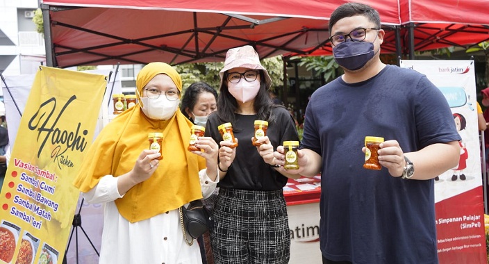 Bupati Kediri Hanindhito Himawan Pramana dan Istri saat mengunjungi pameran produk UMKM. (Foto: Ist.)
