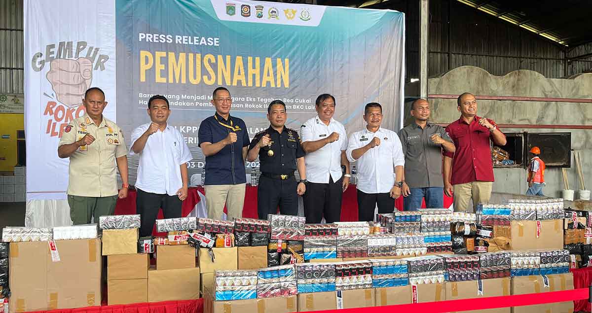 Pemusnahan 3,2 juta batang rokok ilegal yang dilakukan Pemkab Malang dan Bea Cukai.

