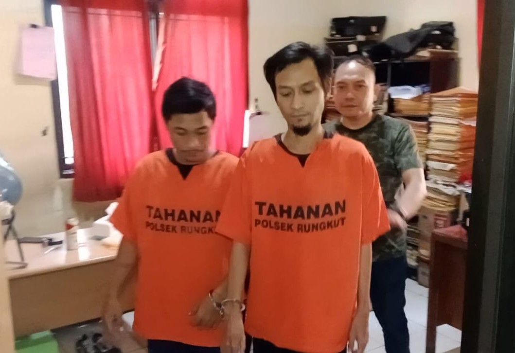 Dua pelaku curanmor yang merupakan residvis saat diamankan di Mapolsek Rungkut