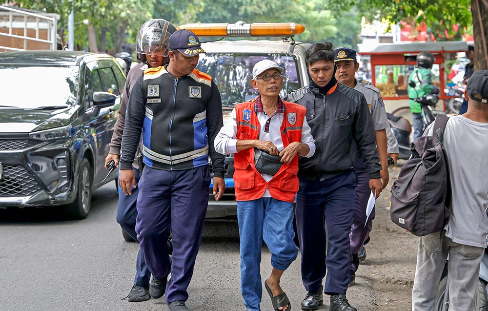 Dishub bersama Satpol PP dan Satsabhara Polrestabes Surabaya langsung mengamankan dua jukir di kawasan Jalan Semarang dan Jalan Bubutan untuk dikenakan sanksi tindak pidana ringan (tipiring), Sabtu (13/6/2026). Foto: Hms