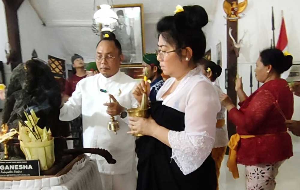 Pemuka agama Hindu Ida Pandita Agung Putra Nata Siliwangi Manuaba dari Bali saat memimpin upacara penyucian Arca Ganesha di Situs Ndalem Pojok. Foto: Ist. 