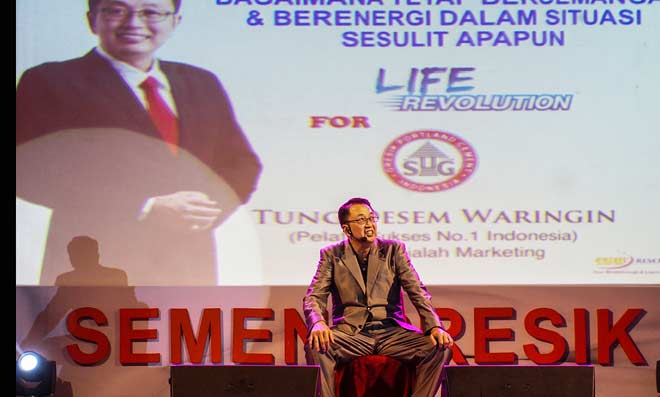 Tung Desem Waringin sedang memberikan sesi Business Inspiration kepada para mitra penjualan Semen Gresik dalam Business Gathering Semen Gresik Area Kediri di Insumo Convention Center, Kediri. foto: SYUHUD/ BANGSAONLINE