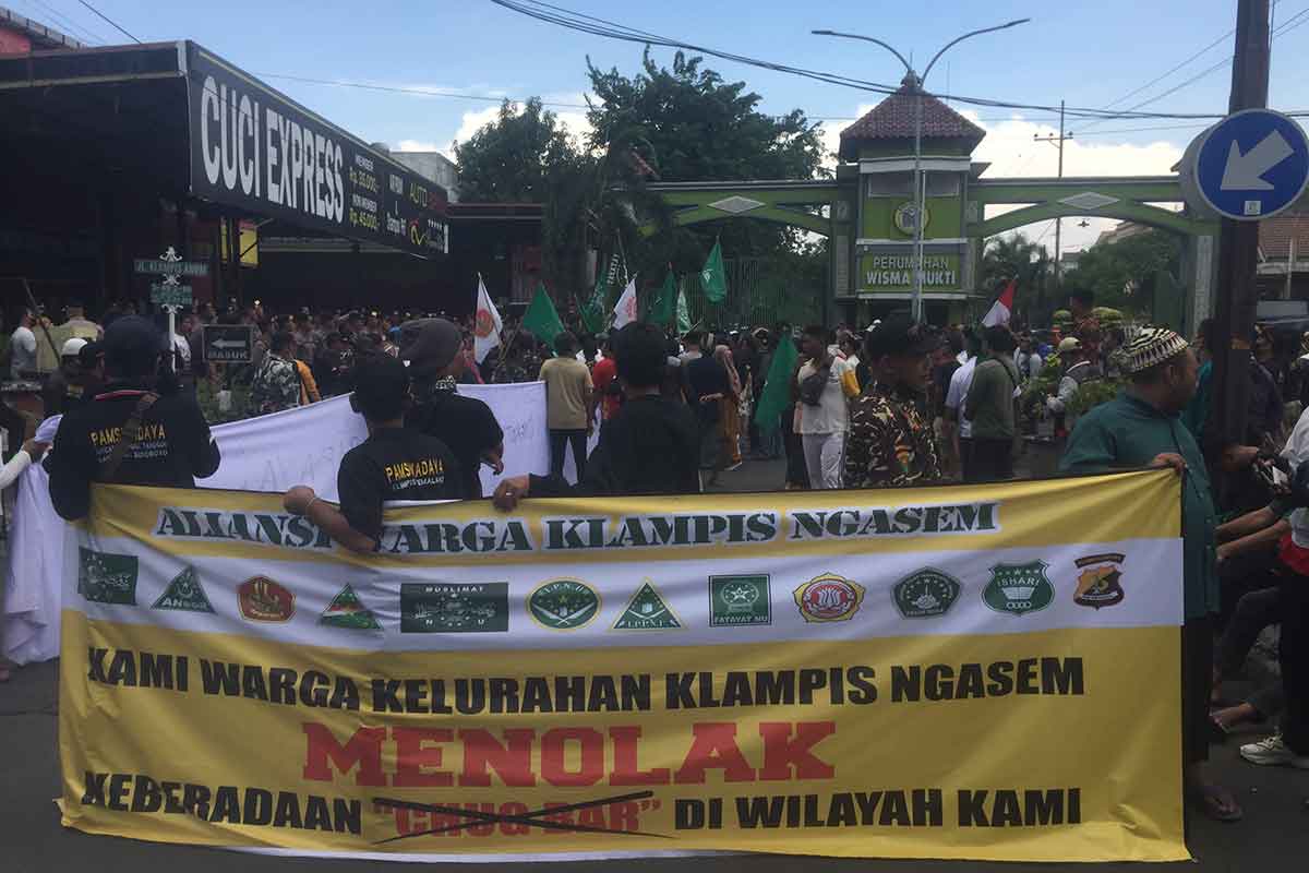 Aksi damai yang dilakukan warga Klampis Ngasem bersama Banser dan Pemuda Ansor Sukolilo, yang menuntut agar Chug Bar ditutup.