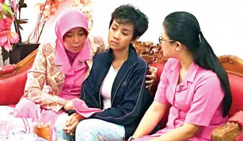 Windri (tengah), istri Brigadir Petrus. foto: Pontianak Post