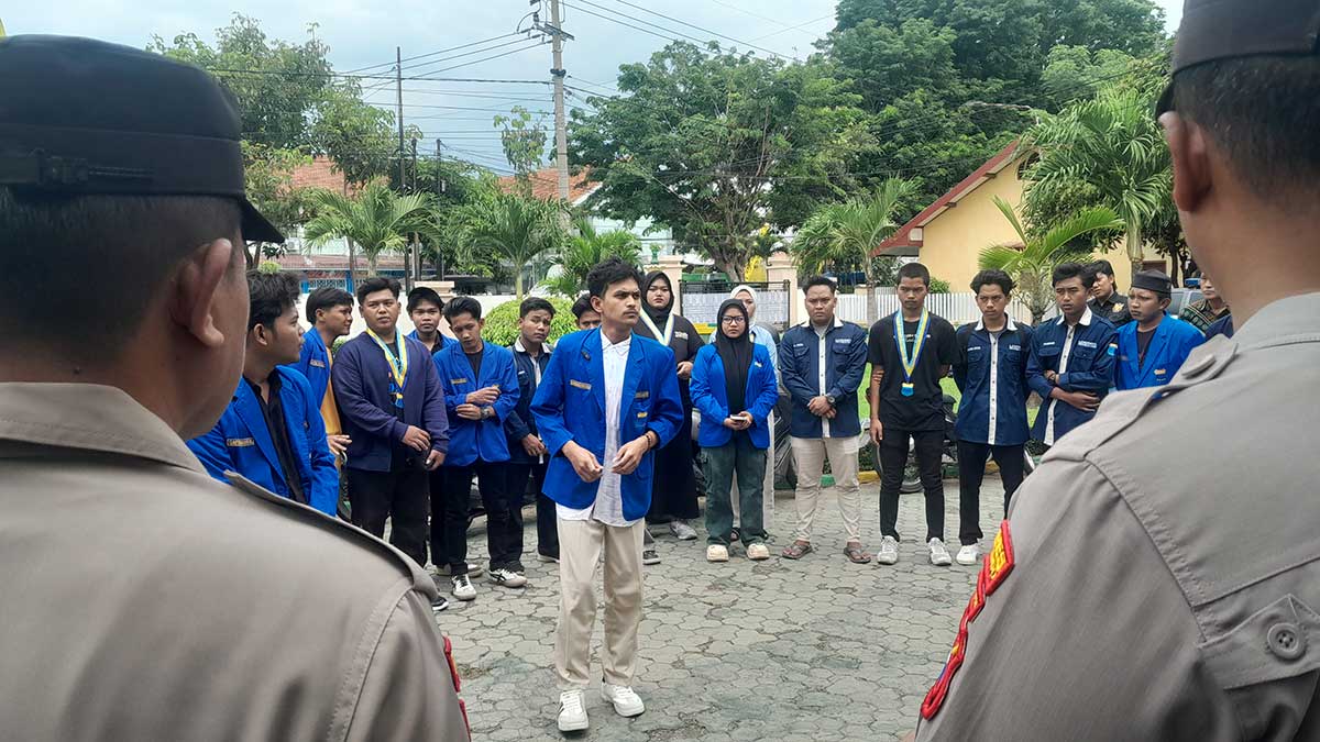 Aksi yang digelar PMII di PN Situbondo.