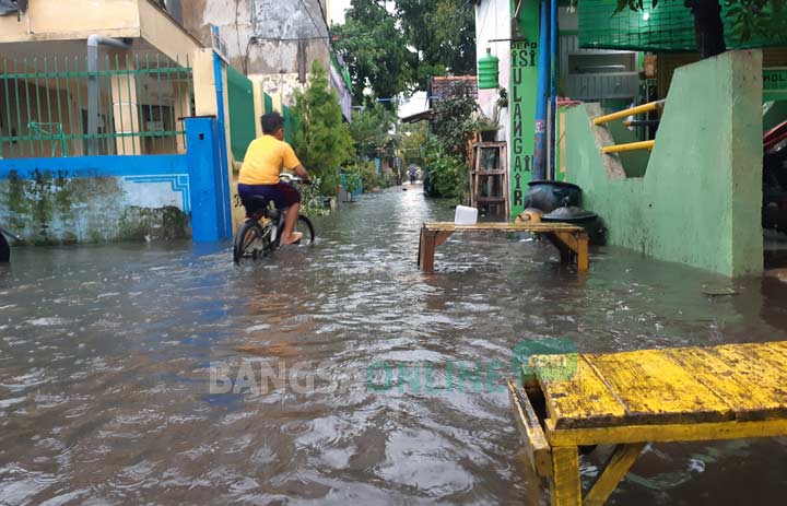 Permukiman di Kedung Tarukan yang tergenang banjir usai diguyur hujan lebat. foto: IRWAN/ BANGSAONLINE