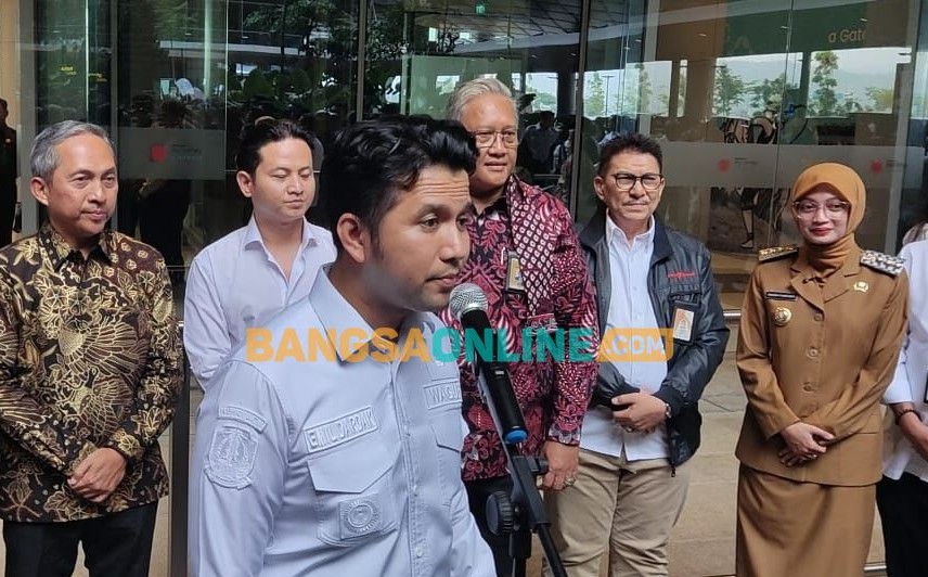 Wali Kota Kediri Vinanda Prameswati ikut mendampingi Wakil Gubernur Jawa Timur Emil Elestianto Dardak saat memberi keterangan kepada wartawan. Foto: Muji Harjirta/BANGSAONLINE