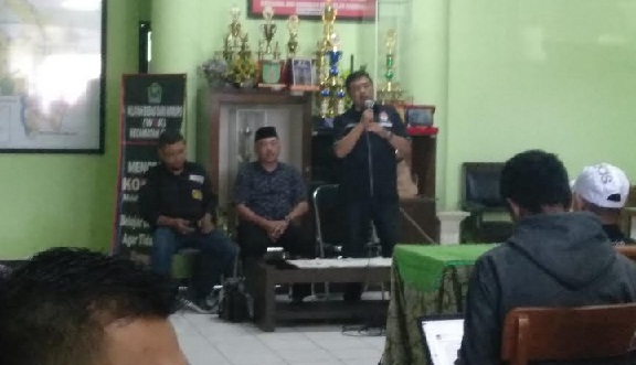 Pembukaan seacara simbolis penghitungan suara di Kecamatan Klojen Kota Malang. foto: Iwan Irawan/ BANGSAONLINE