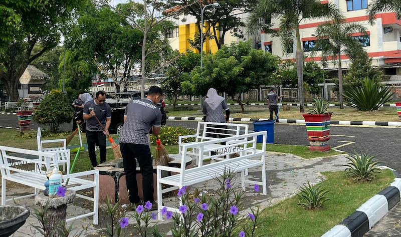 Pejabat dan pegawai Lapas Pemuda Madiun laksanakan pembersihan halaman depan kantor
