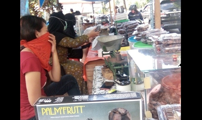 Pedagang Kurma,salah satu stan saat bulan ramadhan. foto: NURQOMAR H/BANGSAONLINE
