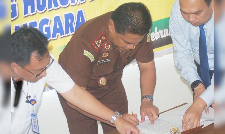 Penandatanganan MoU antara BBWS dan Kejari di lokasi proyek Bendungan Tugu Trenggalek. foto: HERMAN/ BANGSAONLINE