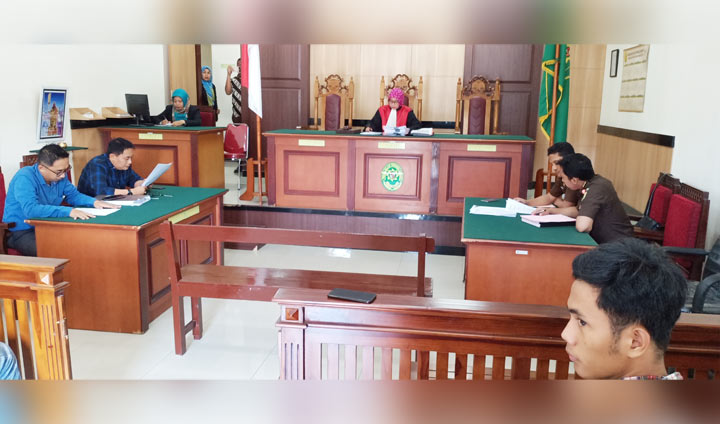 Suasana sidang praperadilan Sekda Andhy Hendro Wijaya. foto: SYUHUD/ BANGSAONLINE