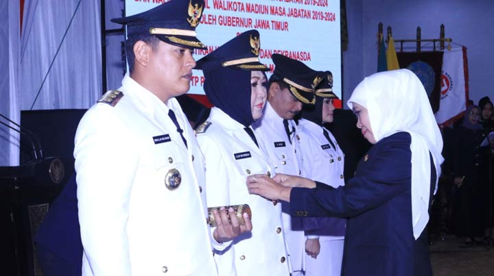 Gubernur Jawa Timur Khofifah Indar Parawansa resmi melantik pasangan Wali Kota dan Wakil Wali Kota Kediri Abdullah Abu Bakar dan Lilik Muhibah, serta pasangan Wali Kota dan Wakil Wali Kota Madiun Maidi dan Inda Raya Ayu, di Gedung Grahadi. foto: ist