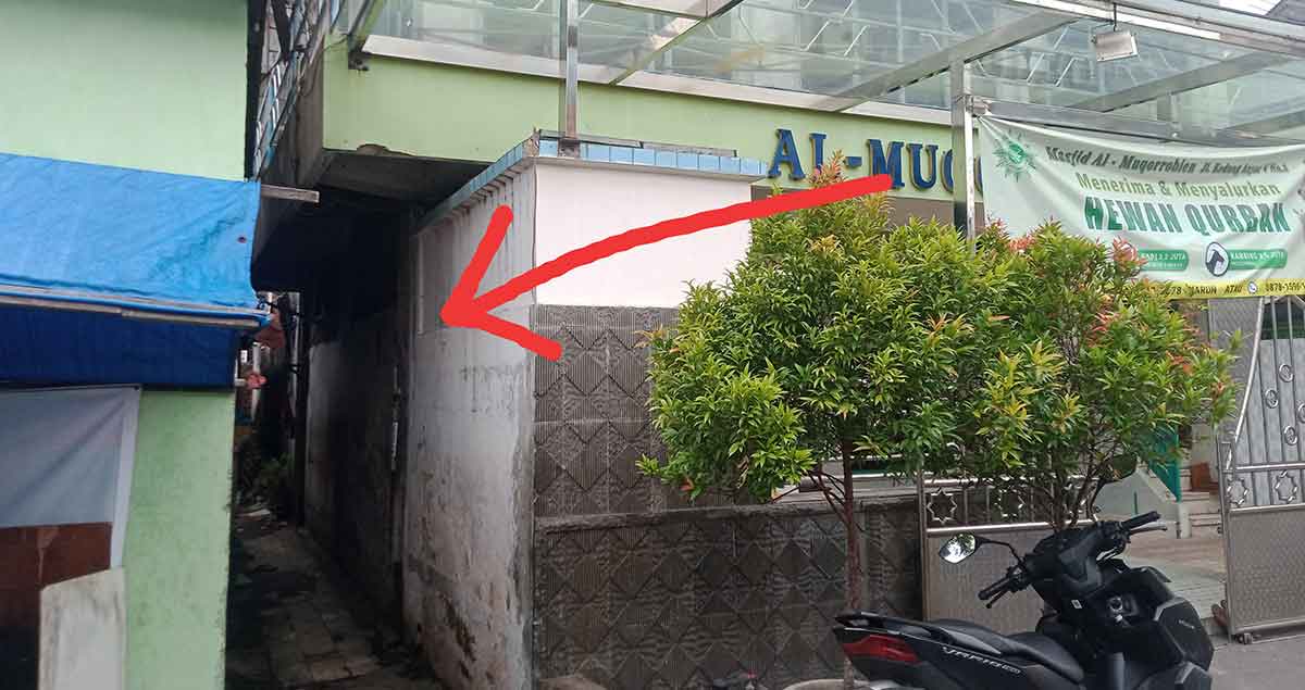 Rumah milik penyalur tenaga kerja ilegal yang digerebek polisi di Surabaya.