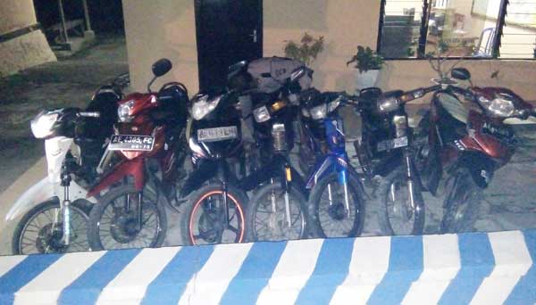 KABUR: Sepeda motor yang telah diamankan di Mapolsek Geneng karena ditinggal pemiliknya ketika ada razia balapan liar. foto: zainal abidin/ BANGSAONLINE