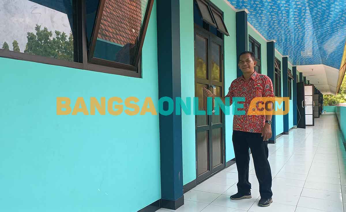 Humas SMPN 1 Mojosari, Yudi Irianto, saat memperlihatkan sejumlah ruang kelas baru. Foto: ROCHMAT SAIFUL ARIS/BANGSAONLINE