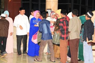 ekretaris DPRD Jatim, Drs. Sukardo, MM didampingi istri menyerahkan bingkisan kepada puluhan anak yatim piatu usai buka bersama di Gedung DPRD Jatim, kemarin. foto:diday rosadi/bangsaonline