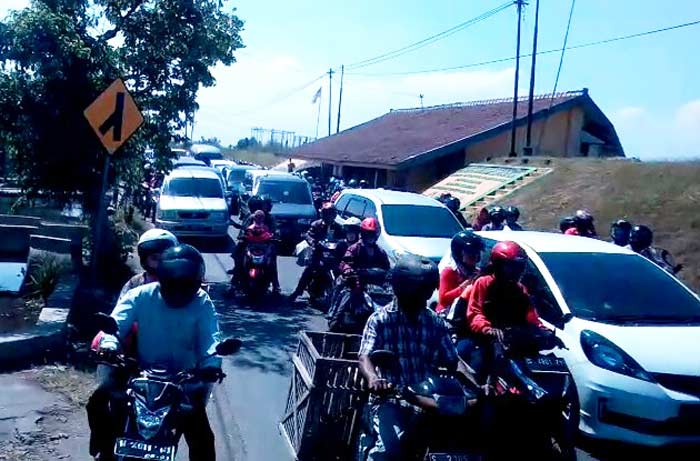 Nampak kepadatan kendaraan dari arah Lamongan yang menuju Jombang hendak melewati jembatan Ploso. foto: RONY S/ BANGSAONLINE