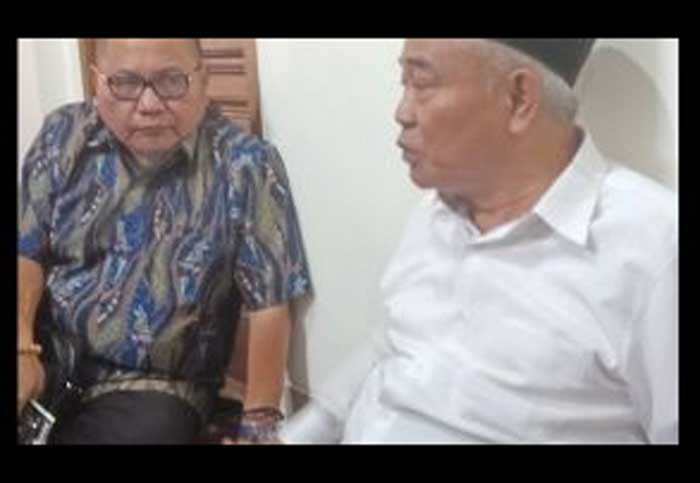 Dr KH Asep Saifuddin Chalim, MA didampingi Dr Kuswanto, Wakil Ketua DPD Partai Demokrat Jawa Timur. foto: Didi Rosadi/ bangsaonline.com