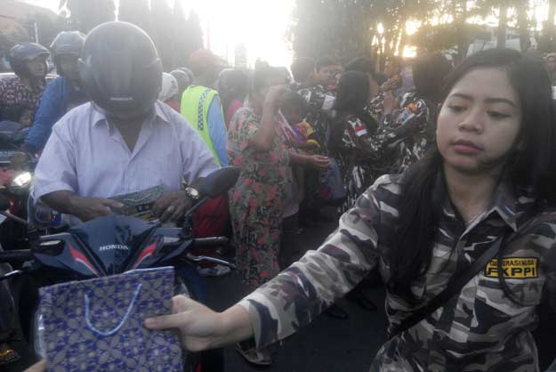 GM FKPPI Sidoarjo saat membagikan takjil gratis di depan GOR Delta, Jl Pahlawan, Jumat (9/6). foto: MUSTAIN/ BANGSAONLINE