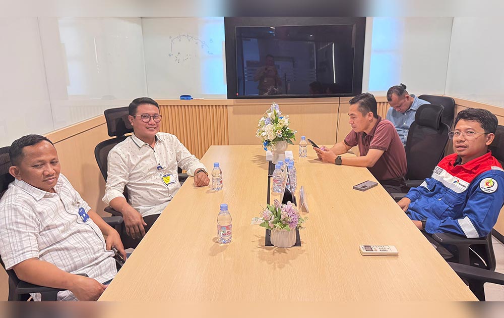 Ketua Komisi II DPRD Tuban, Fahmi Fikroni bersama Kades Tasikharjo saat bertemu dengan pihak manajemen Fuel Terminal BBM Tuban (FT).