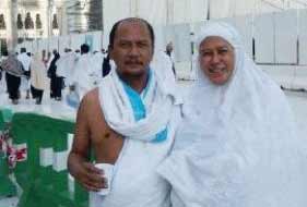 Bupati Jember MZA Djalal dan istrinya, Sri Wahyuni saat wukuf di Arafah. foto: beritajatim