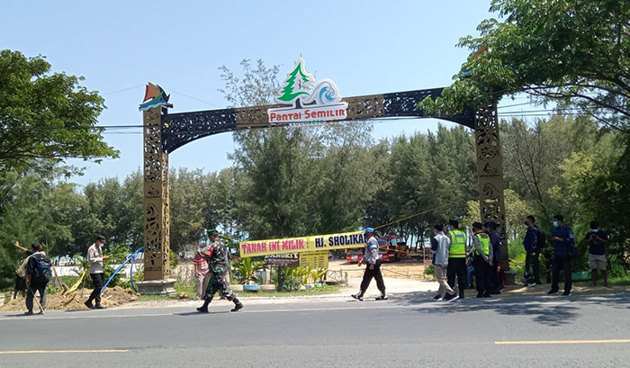 Akses masuk wisata Pantai Semilir di Tuban yang diblokir ahli waris.