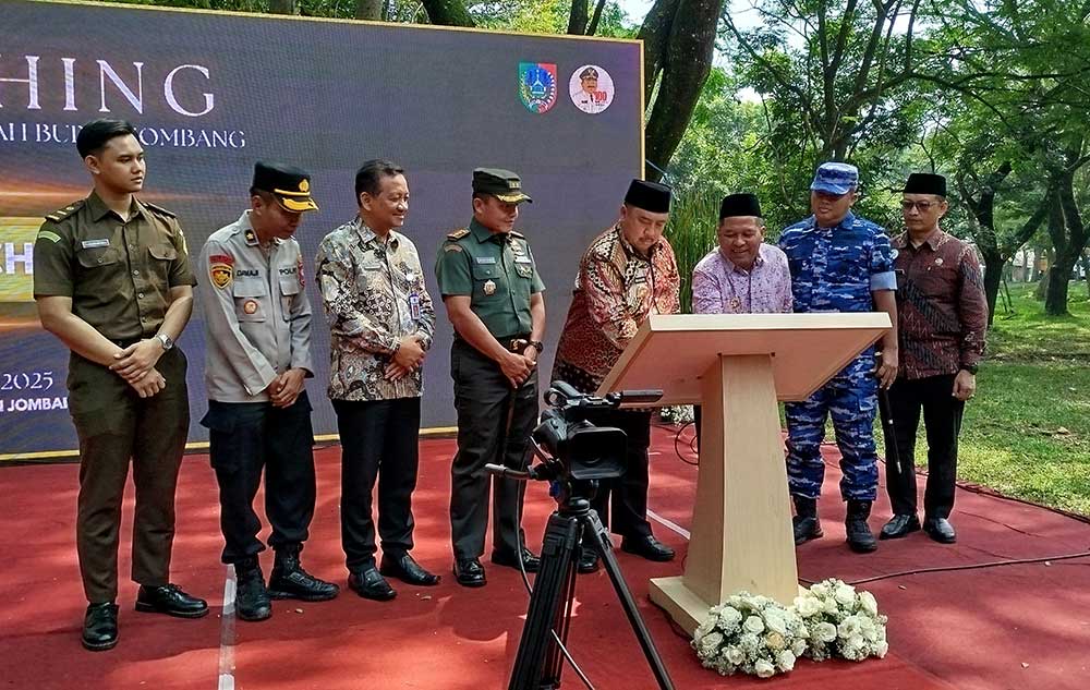 Bupati Jombang Warsubi saat launching empat program. Foto: AAN AMRULLOH/ BANGSAONLINE