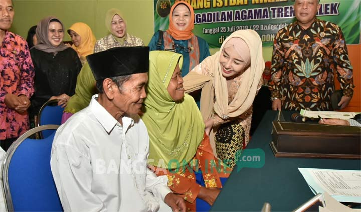 Novita Hardiny memberikan selamat kepada salah satu pasangan yang baru saja dinikahkan secara resmi. foto: HERMAN/ BANGSAONLINE
