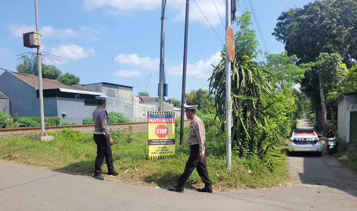 Petugas dari Satlantas Polres Blitar Kota saat melakukan pengawasan perlintasan KA tanpa palang.