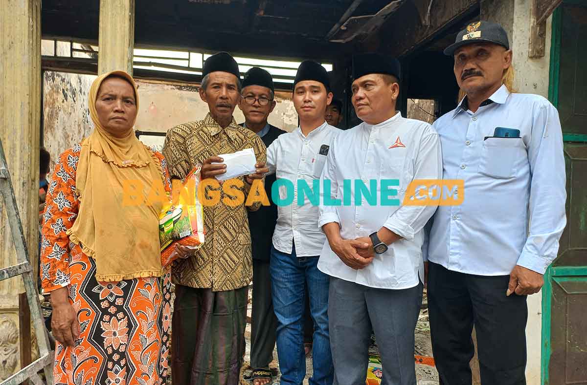 Wakil Bupati Mojokerto Beri Bantuan untuk Korban Kebakaran di Desa Baureno