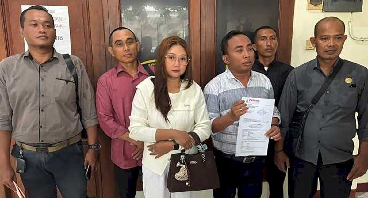 Ita Puspita Sari bersama Nur Aziz and Partner selaku kuasa hukum saat melapor ke Satreskrim Polres Tuban.
