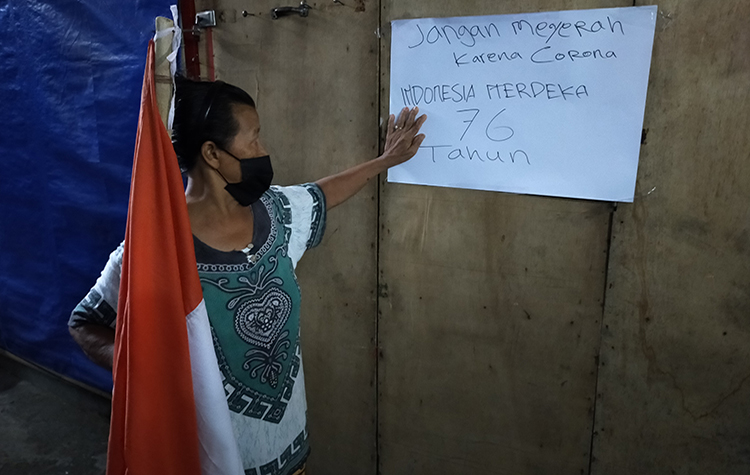 Para pedagang suvenir di lokasi wisata Makam Bung Karno Kota Blitar serentak mengibarkan bendera merah putih. (foto: ist)