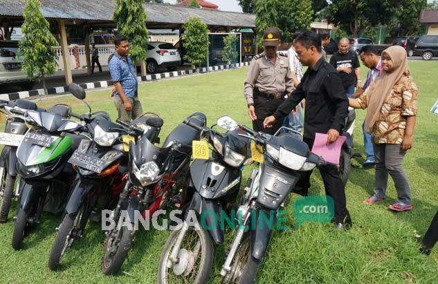 Petugas menyerahkan sepeda motor korban curanmor kepada pemiliknya di lapangan Mapolres Jombang, Jumat (4/11) siang. foto: RONY S/ BANGSAONLINE.