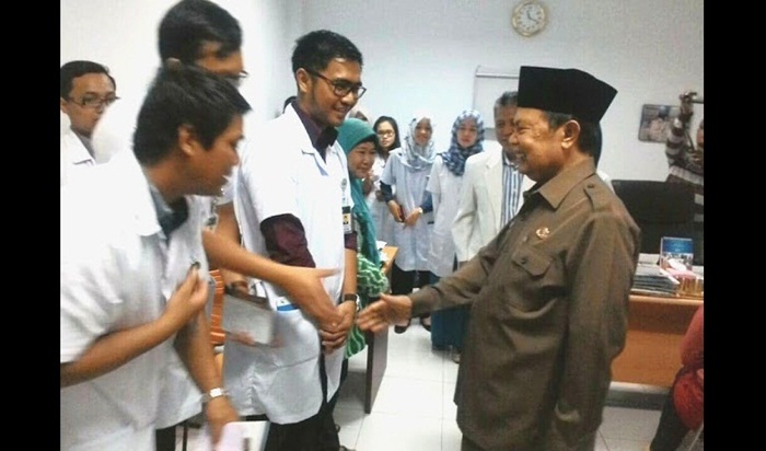 Wali kota saat berkunjung di rumah sakit.