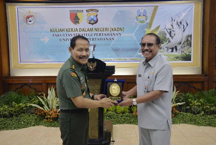 Foto: Sekdaprov Jatim menyerahkan cinderamata kepada Rektor Unhan dalam rangka Kuliah Kerja Dalam Negeri (KLDN).