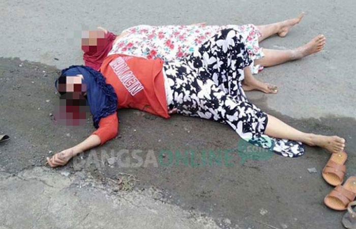 Kedua ibu-ibu yang terkapar sebelum dievakuasi ke Rumah Sakit. foto: AKINA/ BANGSAONLINE