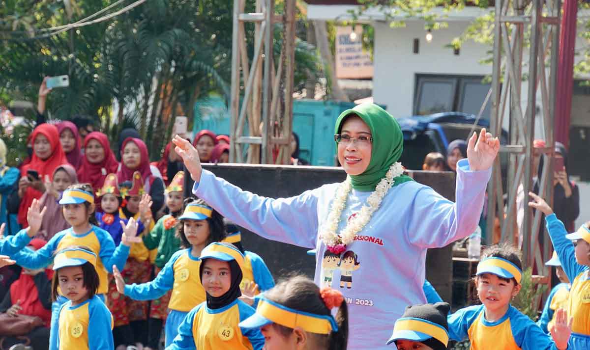 Bunda PAUD Kota Pasuruan, Fatma Saifullah Yusuf, saat bersama pelajar.