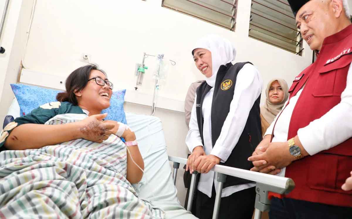 Gubernur Khofifah didampingi Bupati Malang, Sanusi, saat menjenguk salah satu korban banjir dan tanah longsor yang dirawat di RSUD Kanjuruhan.