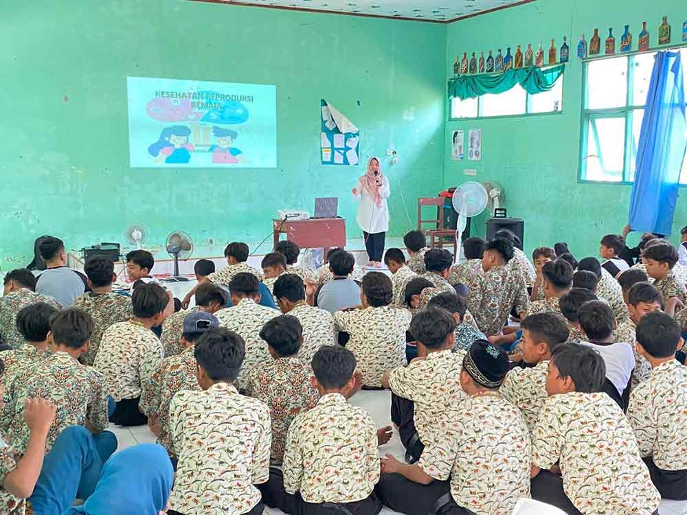 Kepala Puskesmas Panceng, Kabupaten Gresik, dr. Mujtahidah saat menjelaskan kepada para siswa tentang pentingnya pola hidup sehat. (Ist)