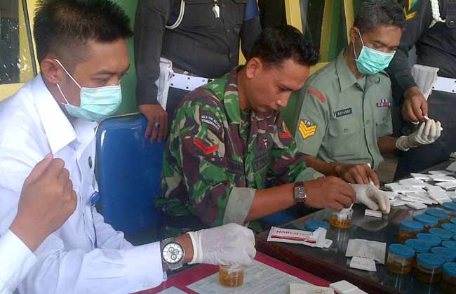 Kodim 0827 Kabupaten Sumenep saat melakukan tes urine anggotanya. foto: rahmatullah/ BANGSAONLINE