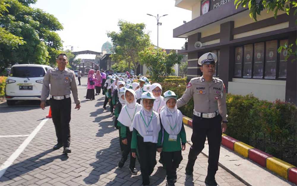 Anggota Polresta Sidoarjo saat mengajak para siswa MI Bumi Sholawat berkeliling mako.