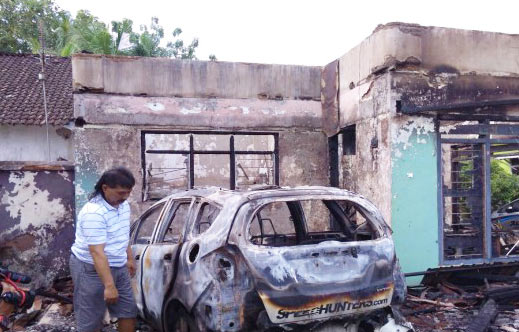 Rumah dan mobil aktivis LSM yang terbakar di Desa Pecoro, Kecamatan Rambipuji, Kabupaten Jember. foto: ANTARA