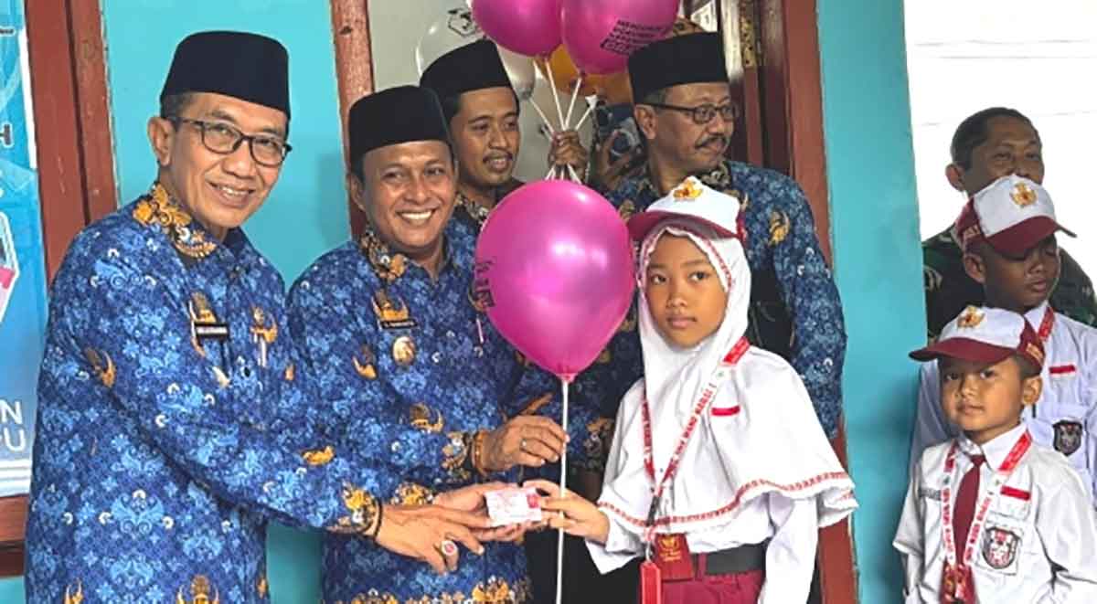 Bupati dan Wakil Bupati Pamekasan saat menyerahkan KIA di Kecamatan Waru.