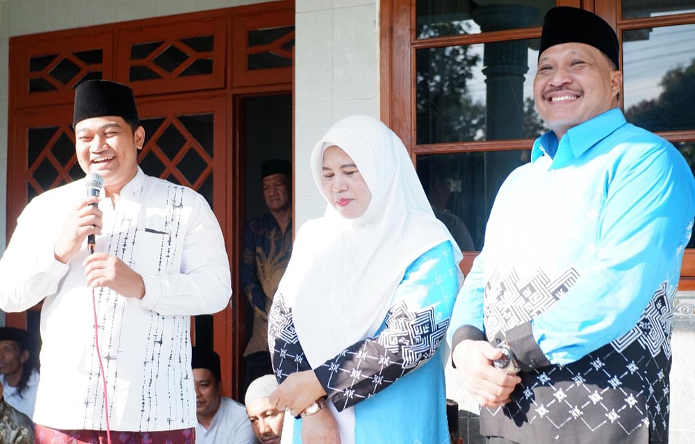 Ketua DPRD Gresik M. Syahrul Munir (kiri) saat melepas Wakil Ketua DPRD Gresik Mujid Riduan beserta istri untuk menunaikan ibadah haji ke tanah suci. Foto: Ist.
