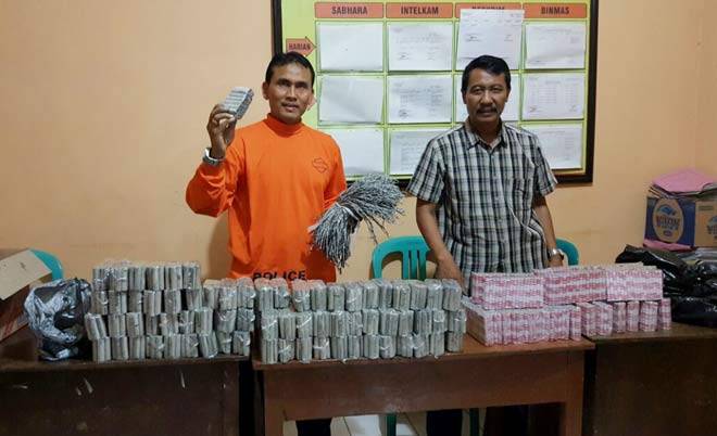 Kapolsek Diwek, AKP Bambang Setyo Budi menunjukkan petasan yang diamankan.
foto: ROMZA/ BANGSAONLINE