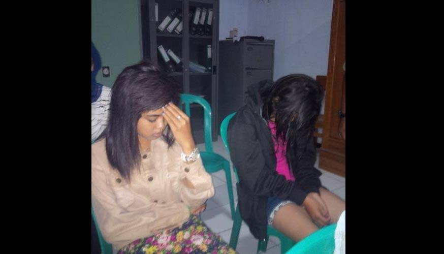 Dua ABG yang ditangkap dalam kondisi mabuk saat didata di Kantor Satpol PP Kota Kediri. foto: beritajatim