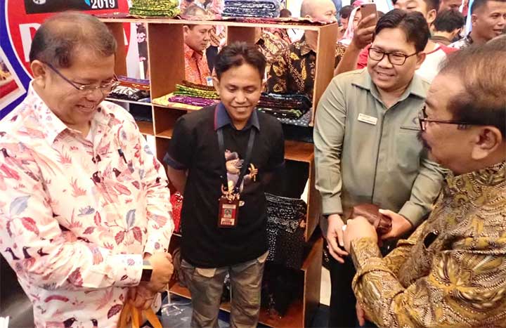 Pakde Karwo bersama Menkominfo Rudiantara meninjau stan pameran Pokja Wartawan Pemprov Jatim. foto: ist
