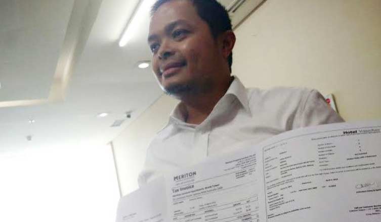 Anggota DPRD DKI Jakarta asal Hanura, Wahyu Dewanto menunjukkan dokumen perjalanan ke Australia, kemarin. foto: detik.com