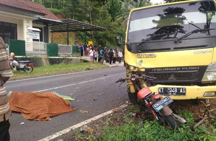Bangkai motor dan truk yang tabrakan. 